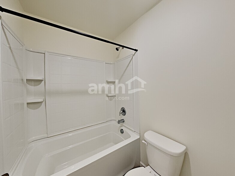 Building Photo - 2323 NW Matteo Dr