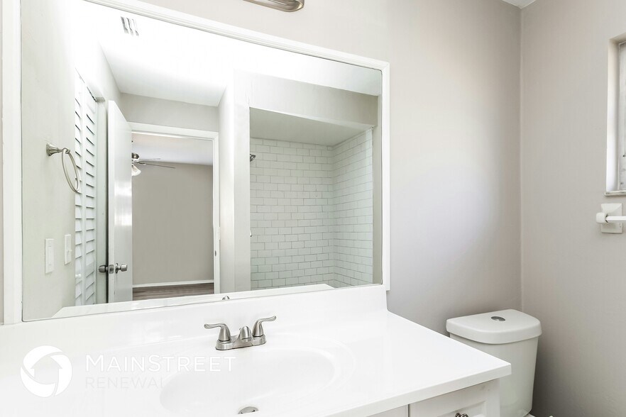 Building Photo - 2425 Woodland Cir