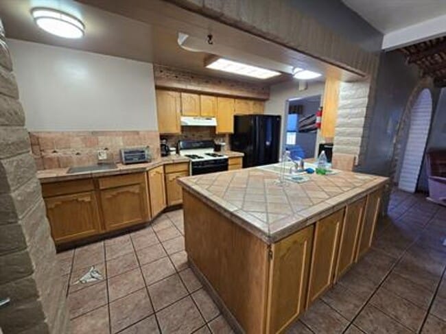 Building Photo - Spacious 3 bedroom/ 2 bath home with R/V parking