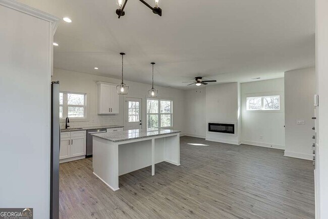 Building Photo - 585 Clayton St