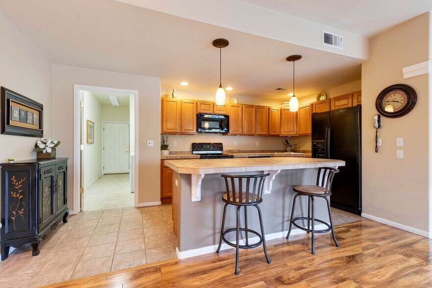 Building Photo - 2125 Calais Dr