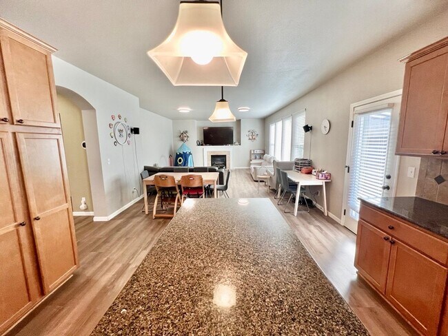 Building Photo - Spacious 5bed/2.5bath W/Bonus Room