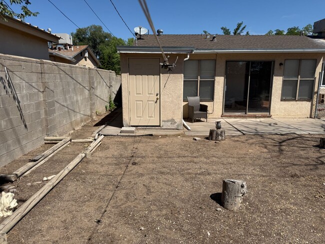 Building Photo - 3 Br, 2 Bath, comes with kitchen appliance...