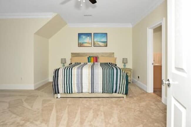 Building Photo - Furnished 3-bedroon townhouse end-unit for...
