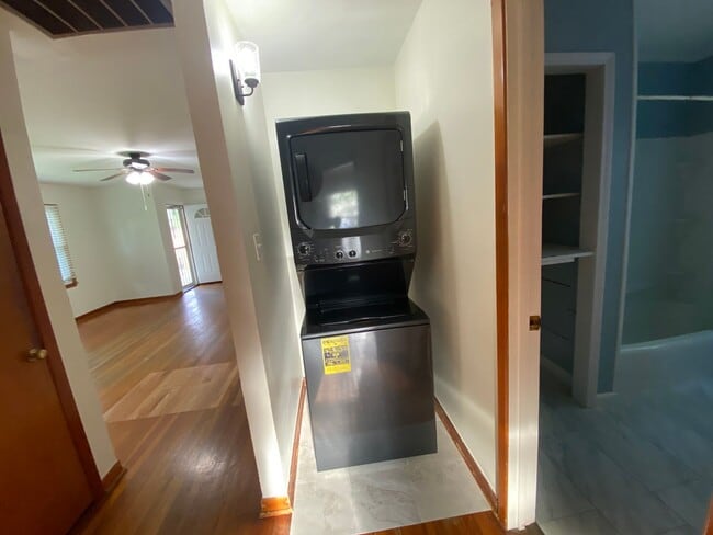 Building Photo - 3 Bedroom/1 Bathroom Home in Midtown Jones...