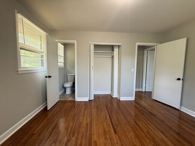 Building Photo - Lovely and Spacious Home in South Nashville - Garage and Fenced in Yard
