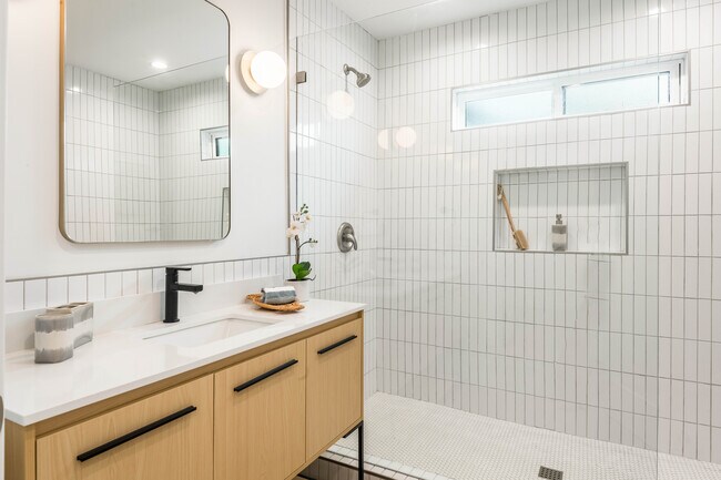 Building Photo - 3840 Somerset Dr