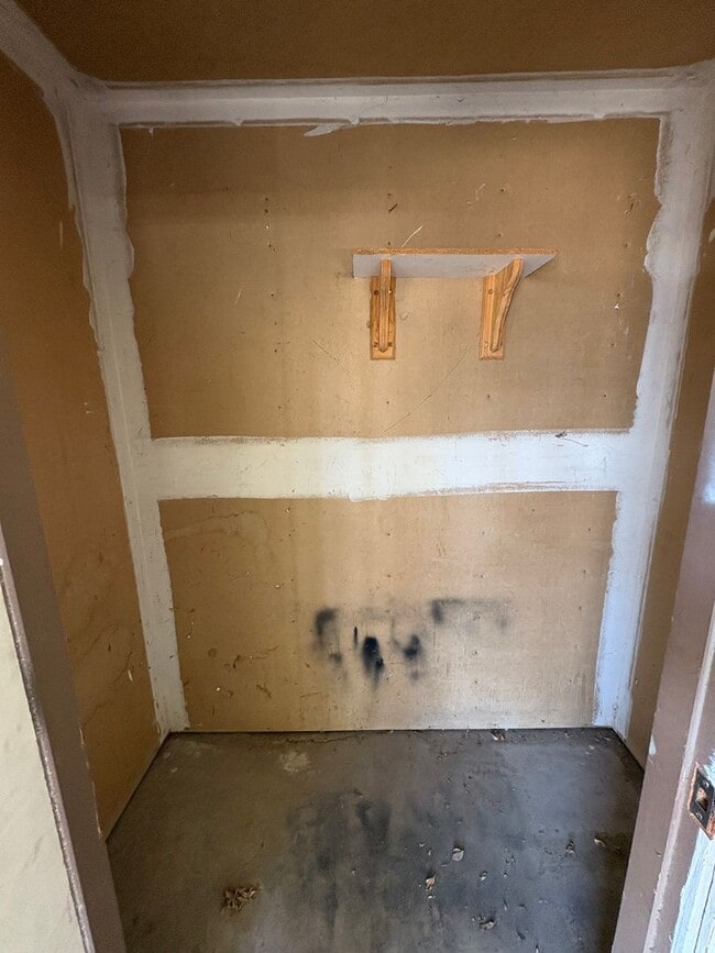 Building Photo - Move in ready apartment available now!