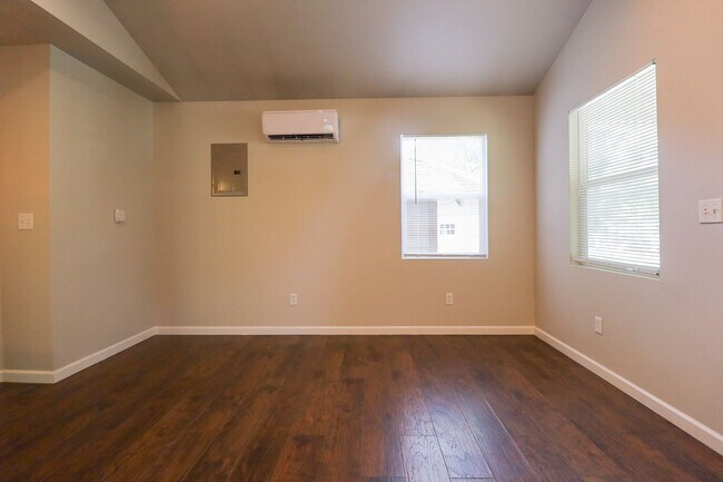 Building Photo - 1 Bed | 1 Bath |West Tulsa | $1050