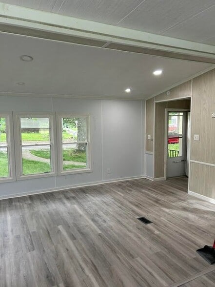Building Photo - 18 Oak Dr
