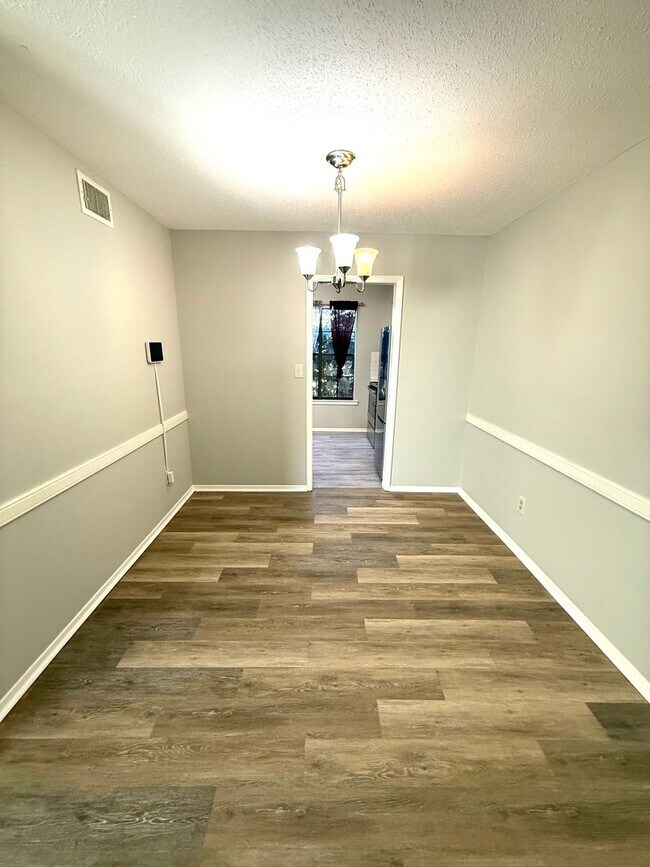 Building Photo - ** 3 bed 2.5 bath townhouse located by ACA...