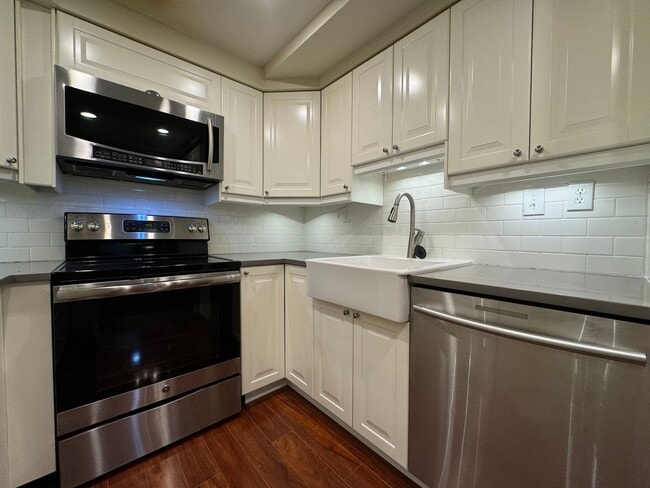 Building Photo - Spacious 2 Bed 2 Bath Condo In Vibrant The...