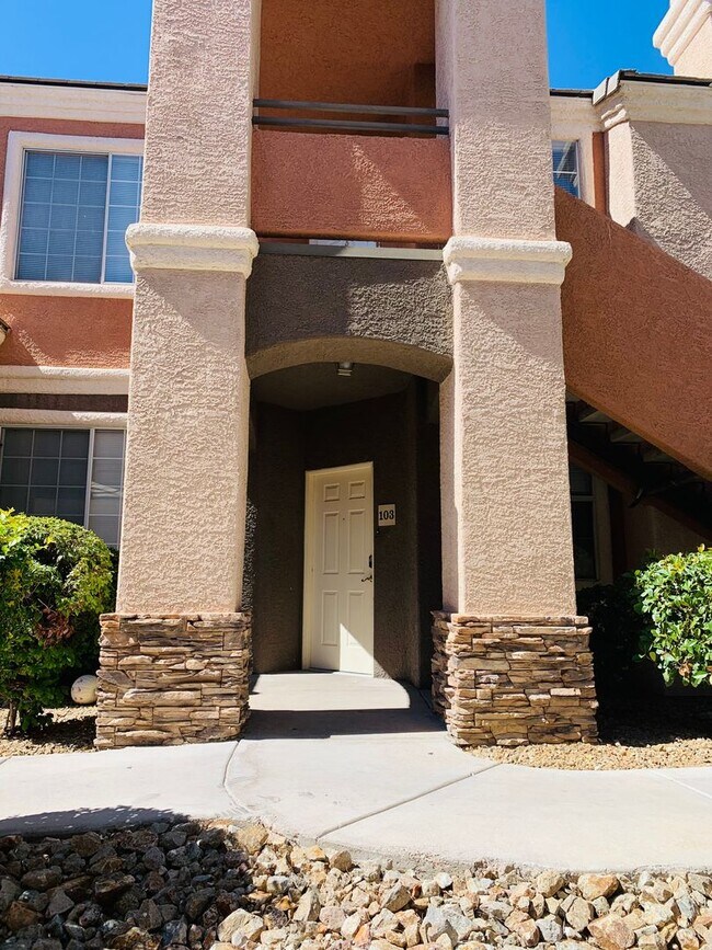 Building Photo - 3 bed, 2 bath, 2 car garage townhouse for ...