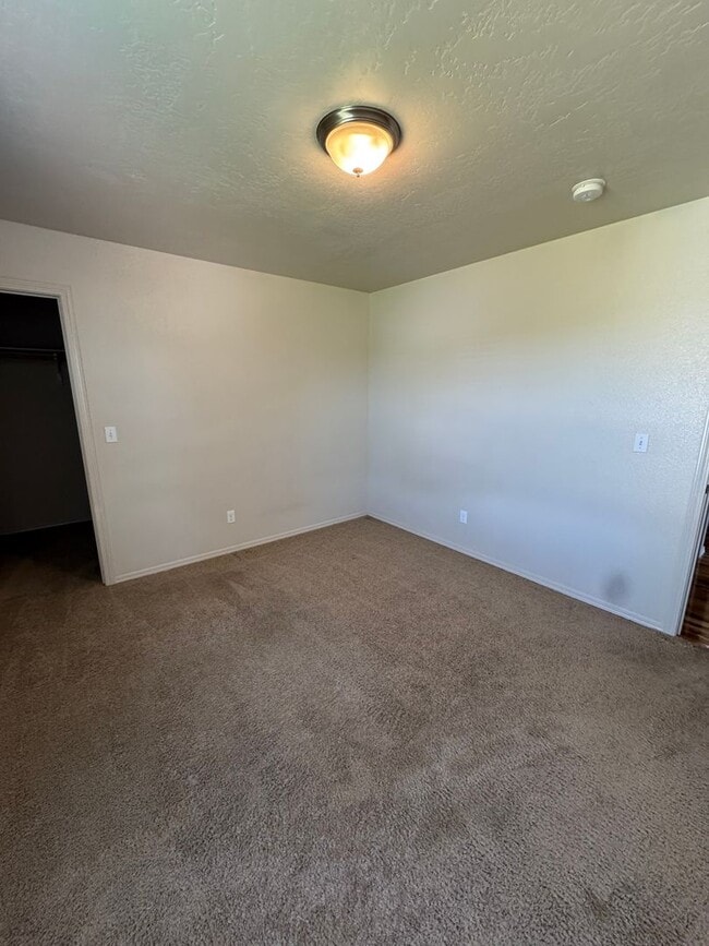 Building Photo - Beautiful 4 Bedroom, 2.5 Bathroom Home