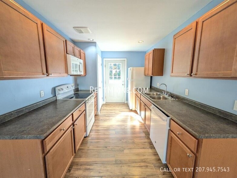 Building Photo - 13 Basketball Ct