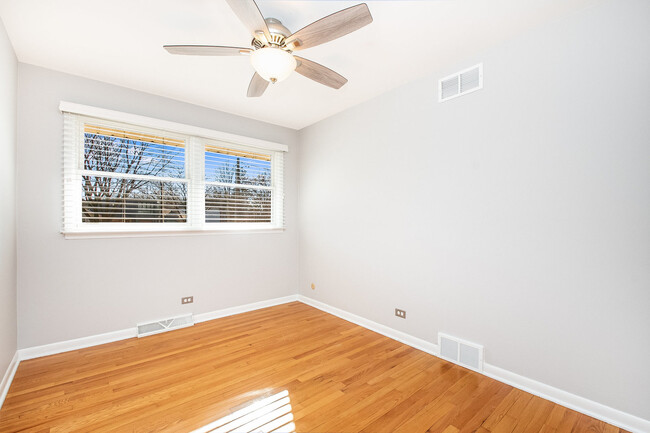 Building Photo - 370 Prairie Ave