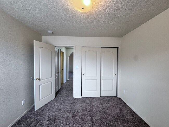 Building Photo - 760 Deerbrush Ct SW