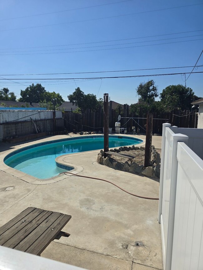 Building Photo - BEAUTIFUL COZY 2 BED 1 BATH HOUSE!