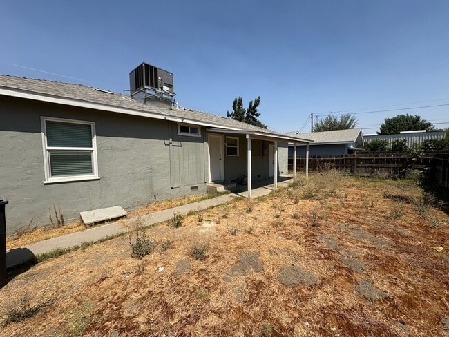 Building Photo - NW Visalia corner lot home available now!