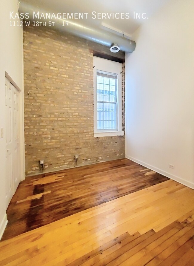 Building Photo - Spacious Pilsen 2 bedroom 1 bath with bonu...