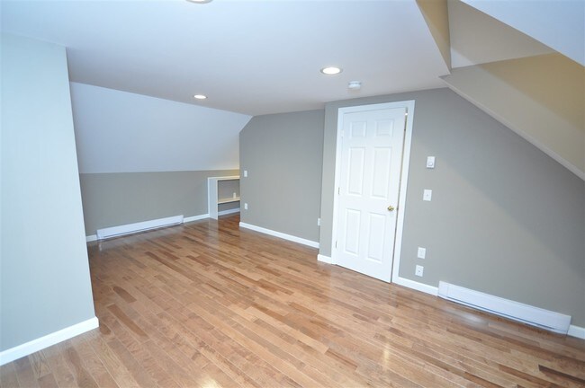 Building Photo - 16 Central St