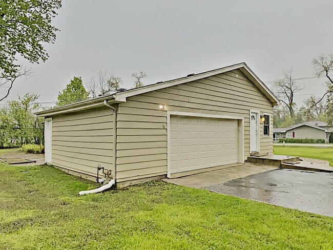 Building Photo - 25W060 Armbrust Ave