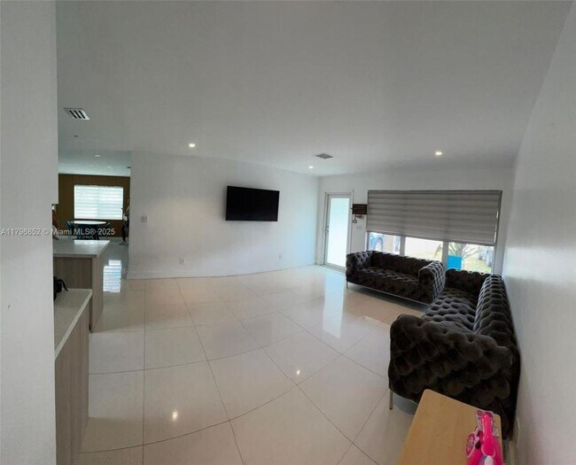Building Photo - 3 bedroom in Hollywood FL 33021