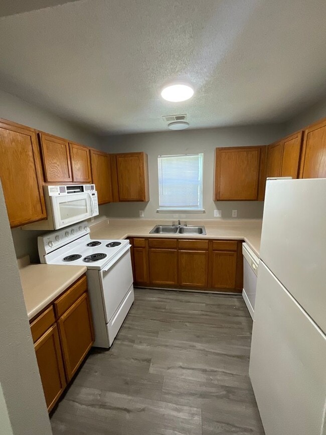Building Photo - 3 Bed 1.5 Bath