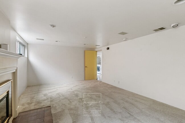 Building Photo - Sunny 4 BR home with lots of space!