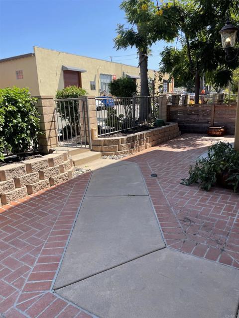 Building Photo - 415 N Cedros Ave