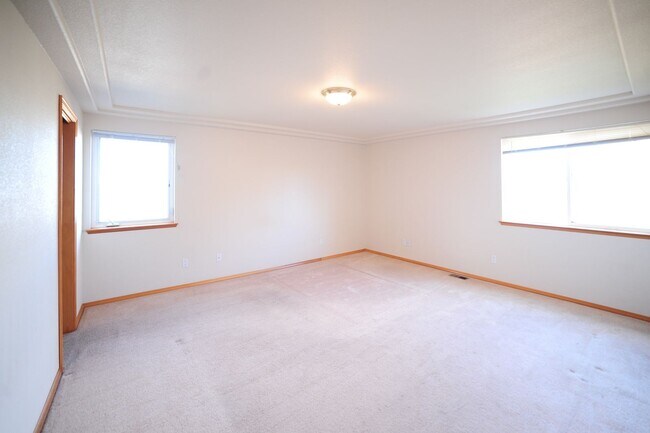 Building Photo - South Richland Home with Large Yard
