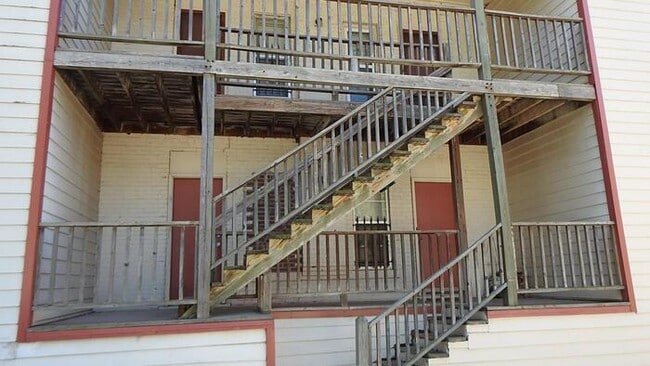 Building Photo - Cozy 1 bedroom and 1 bath apartment with a little office room apartment downtown, located on E 26...