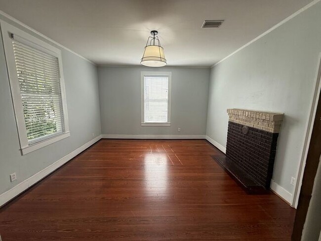 Building Photo - Pensacola - East Hill / Downtown - 4 bedro...
