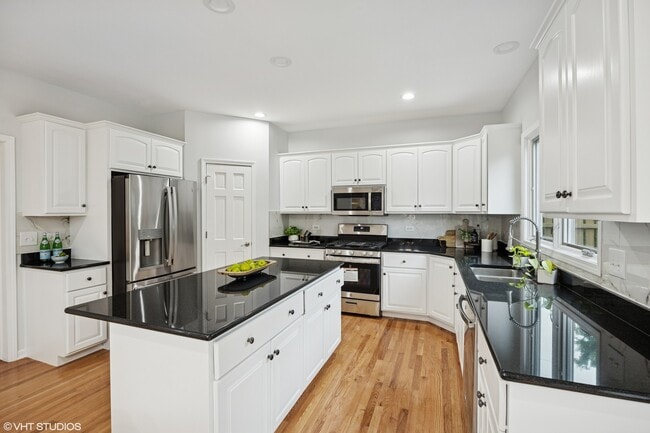 Building Photo - 1040 Buckingham Dr
