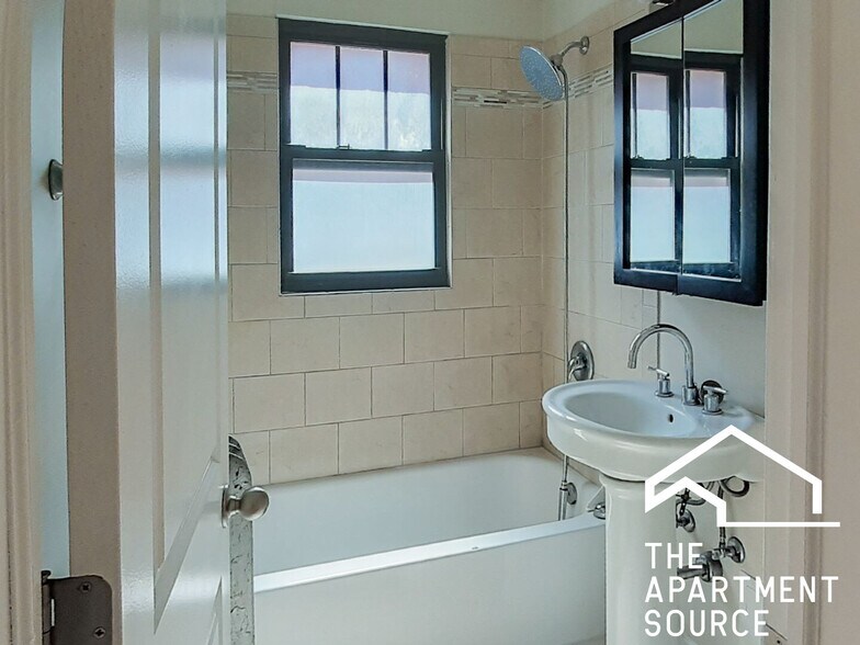 Building Photo - 514 W Cornelia Ave