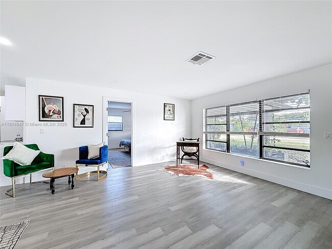 Building Photo - 600 N 66 Terrace