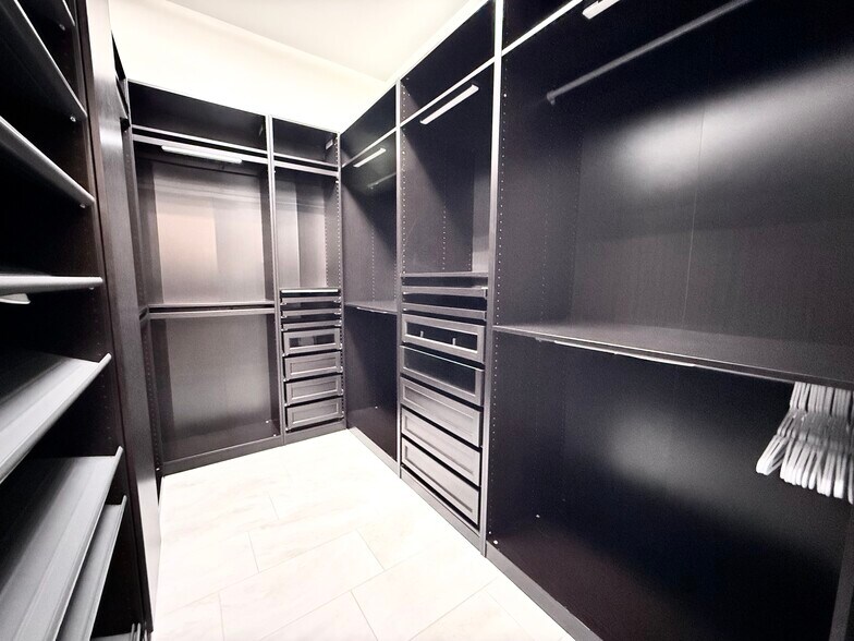 Building Photo - 2506 E Pleasant Ln