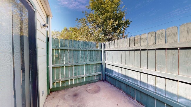 Building Photo - 725 Peppertree Dr