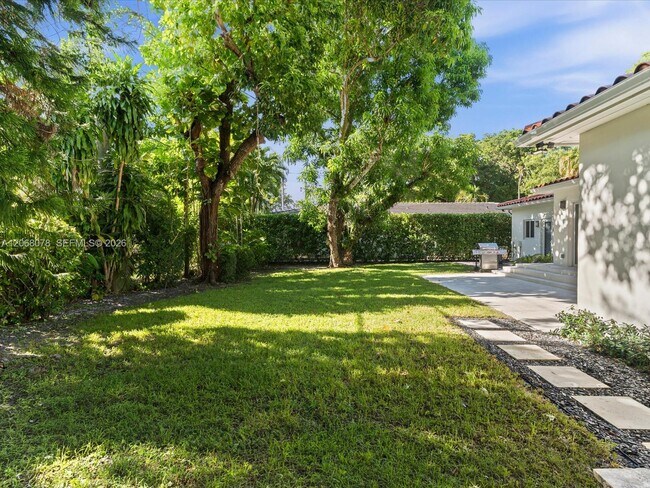 Building Photo - 5406 S Le Jeune Rd