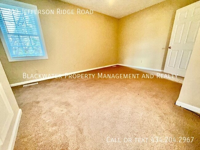 Building Photo - 203 Jefferson Ridge Rd