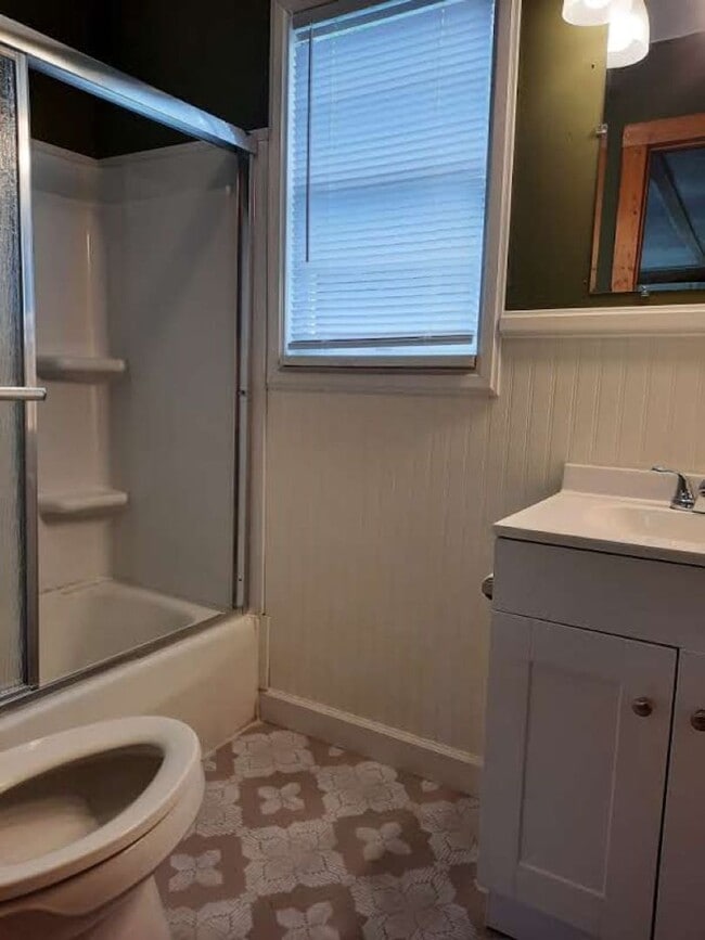 Building Photo - $1,500 - 2 Bedroom 1.5 Bathroom Cottage on...