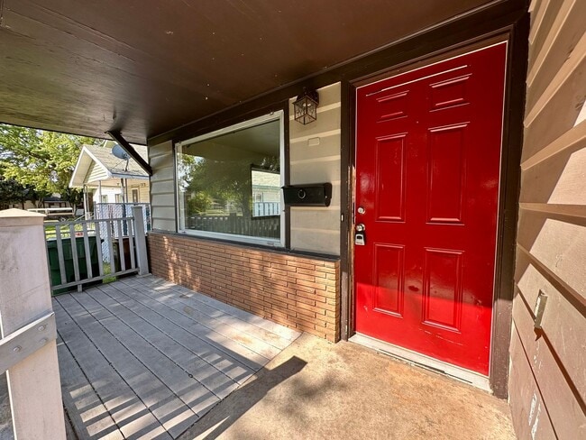 Building Photo - Spacious 3 Bedroom/1.5 Bath with a Bonus Room