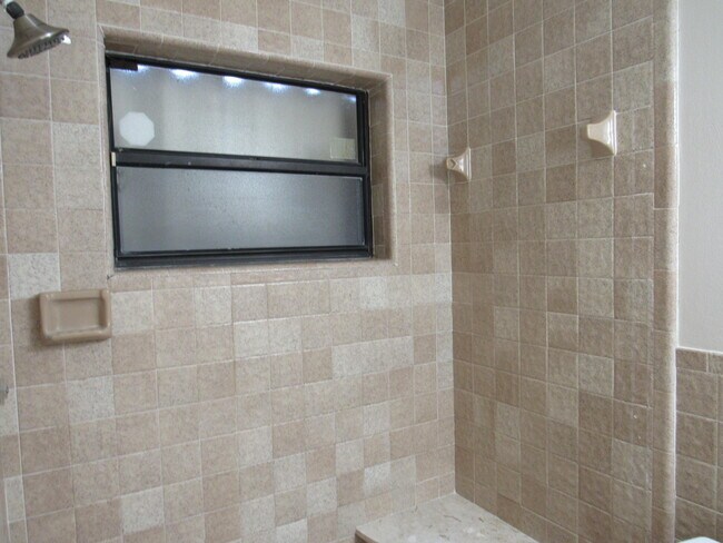 Building Photo - 1065 Manor Dr