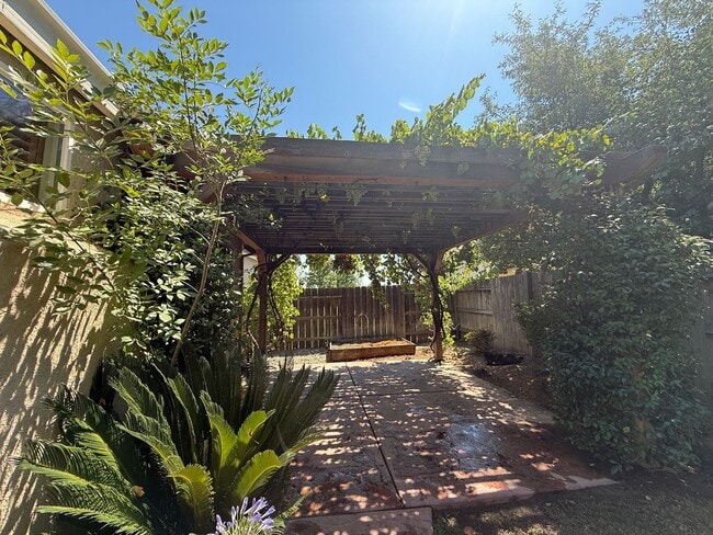 Building Photo - Single-story 3 bedroom, 2 bathroom, plus o...
