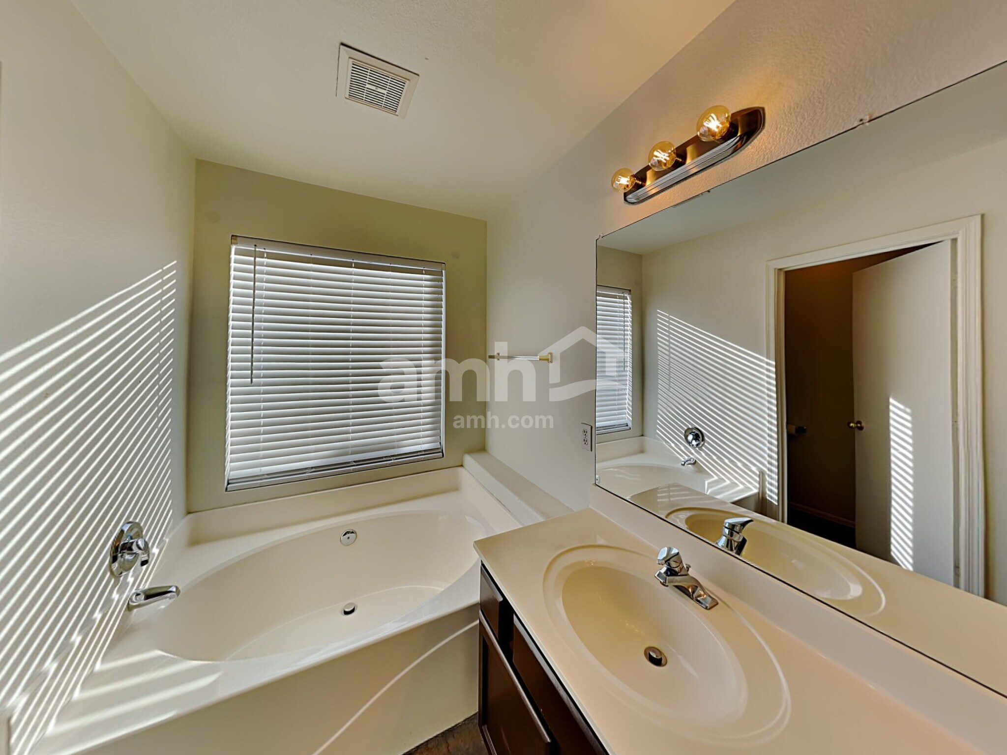 Building Photo - 1303 N Balboa Dr