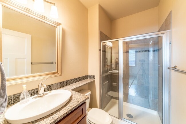 Building Photo - Large and Luxurious 2013 Built Home!