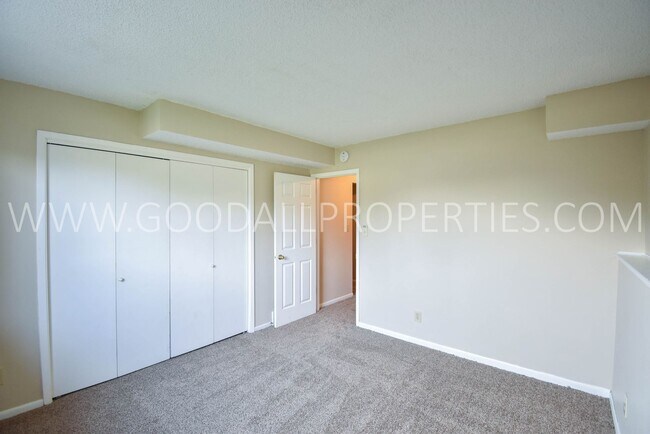 Building Photo - Half Off 1st Months Rent! 3 Bedroom 2 Bath...