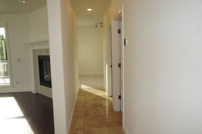 Building Photo - Exquisite NW Portland 4 bedroom with panoramic views