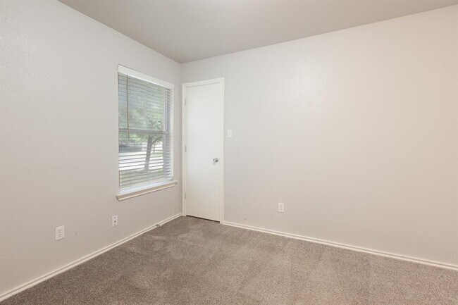 Building Photo - 329 Outfitter Dr