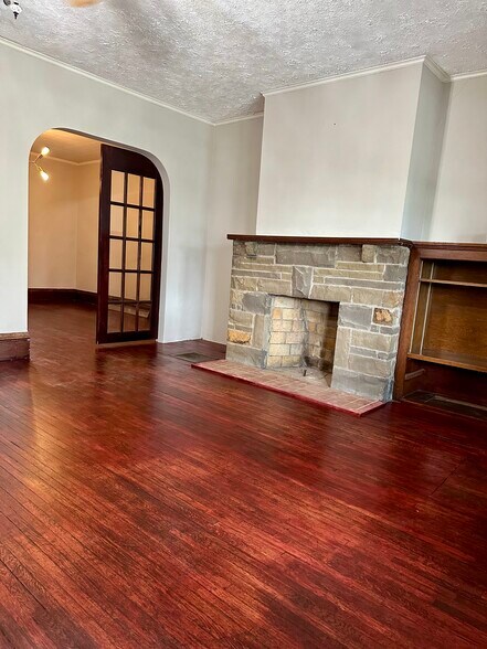 Living Room - 784 Carpenter St